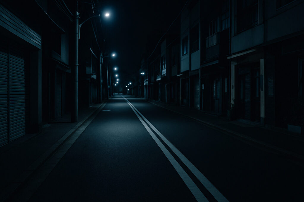 空っぽの夜道や静かな街並み