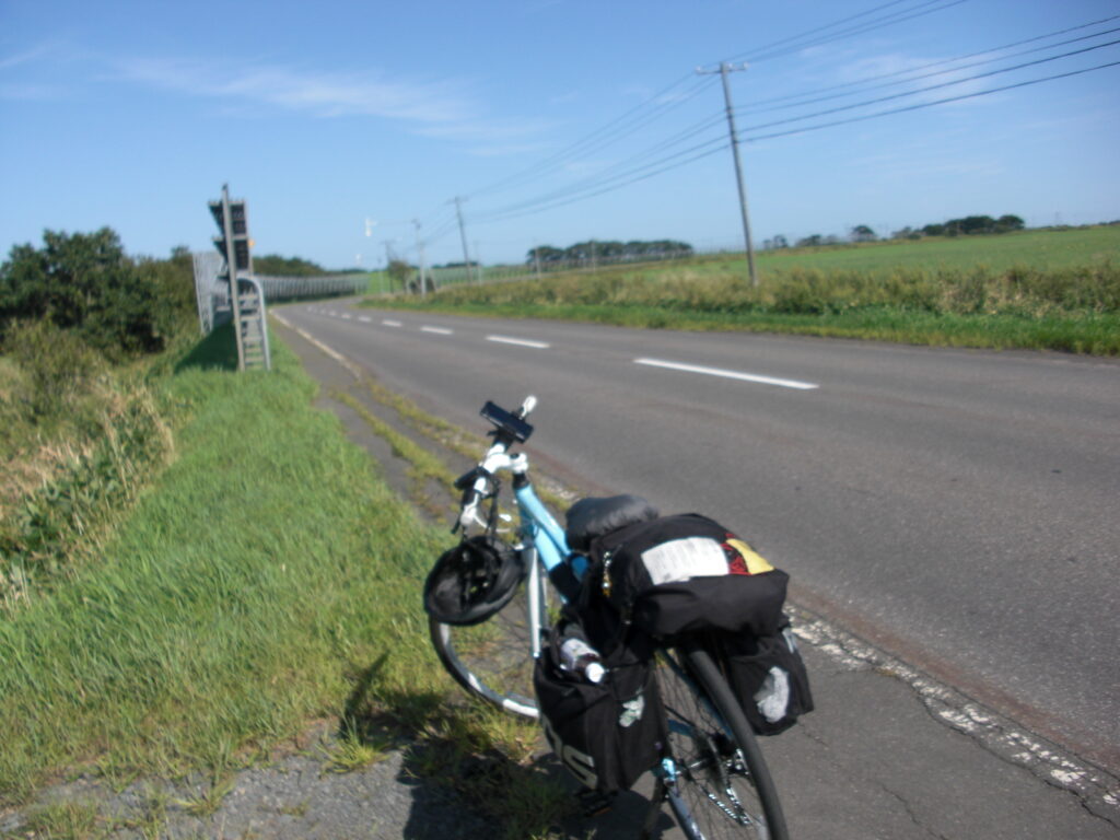 日本一周中、北海道で走った道の写真です。静かな道を少しずつ進む時間が心地よくて、毎日が新鮮に感じられました。