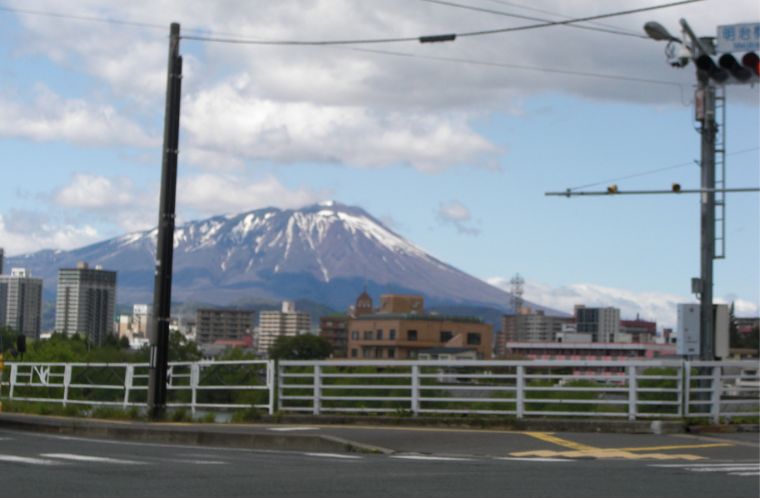 道路沿いから見える雪の残った岩手山。