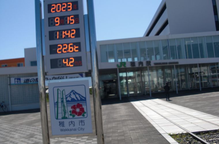 稚内駅前に設置された日時と気温の表示板。